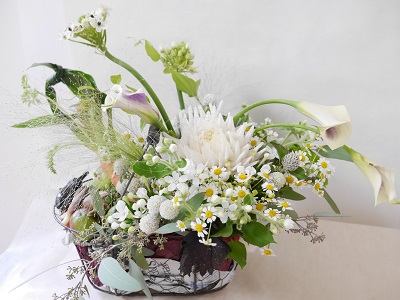 白い花と有機野菜のアレンジメント