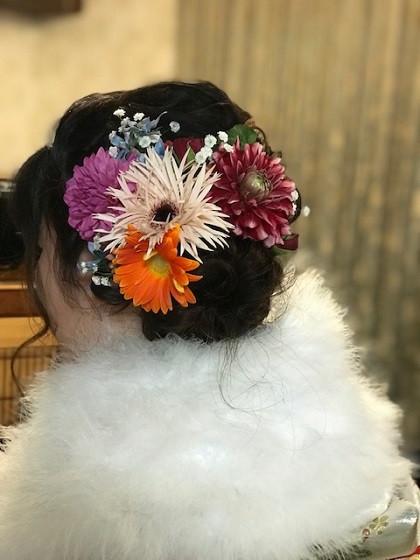 成人式の髪飾り 生徒さんのお嬢さん 生花で フラワースクールヘクセンハウス